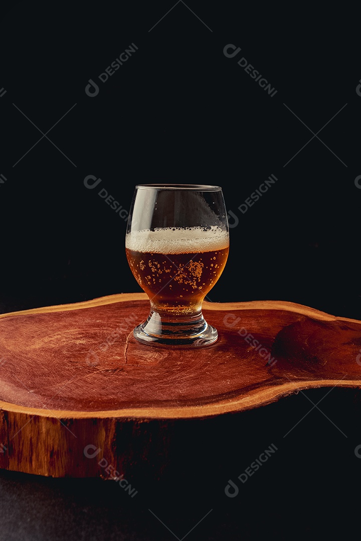 Copo de cerveja sobre uma tabua de madeira