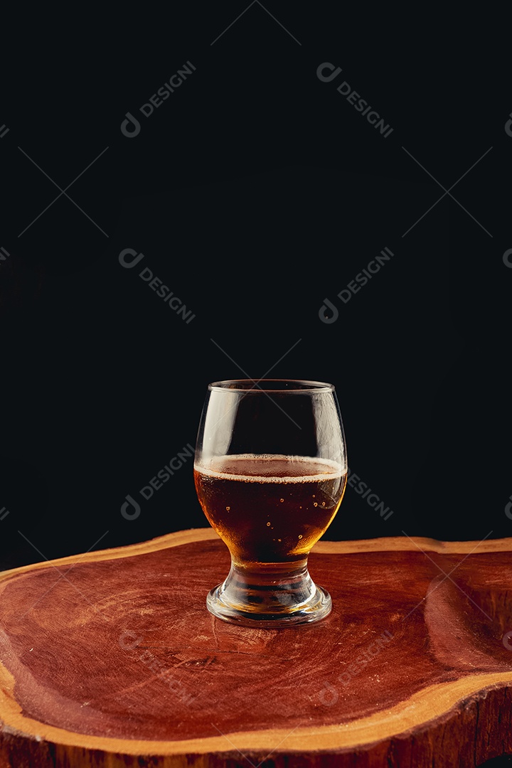Copo de cerveja sobre uma tabua de madeira