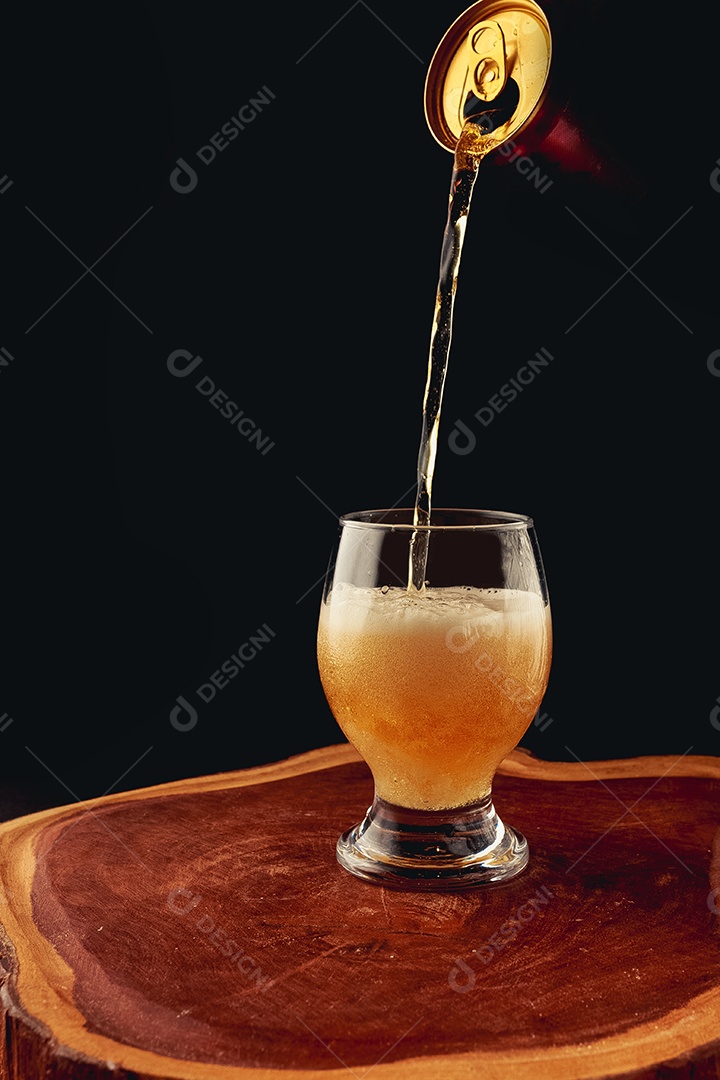 Copo de cerveja sobre uma tabua de madeira