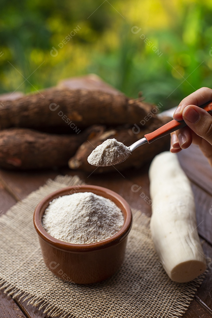 Farinha de mandioca com mandioca em segundo plano em uma fazenda