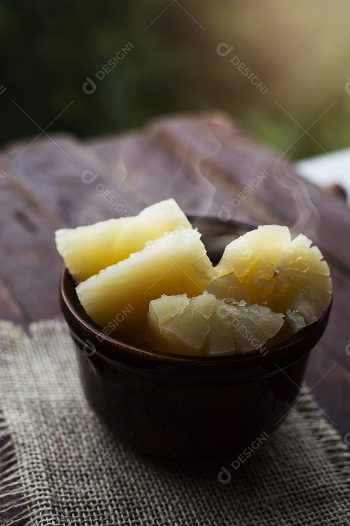 Mandioca sobre vasilha sobre uma mesa madeira