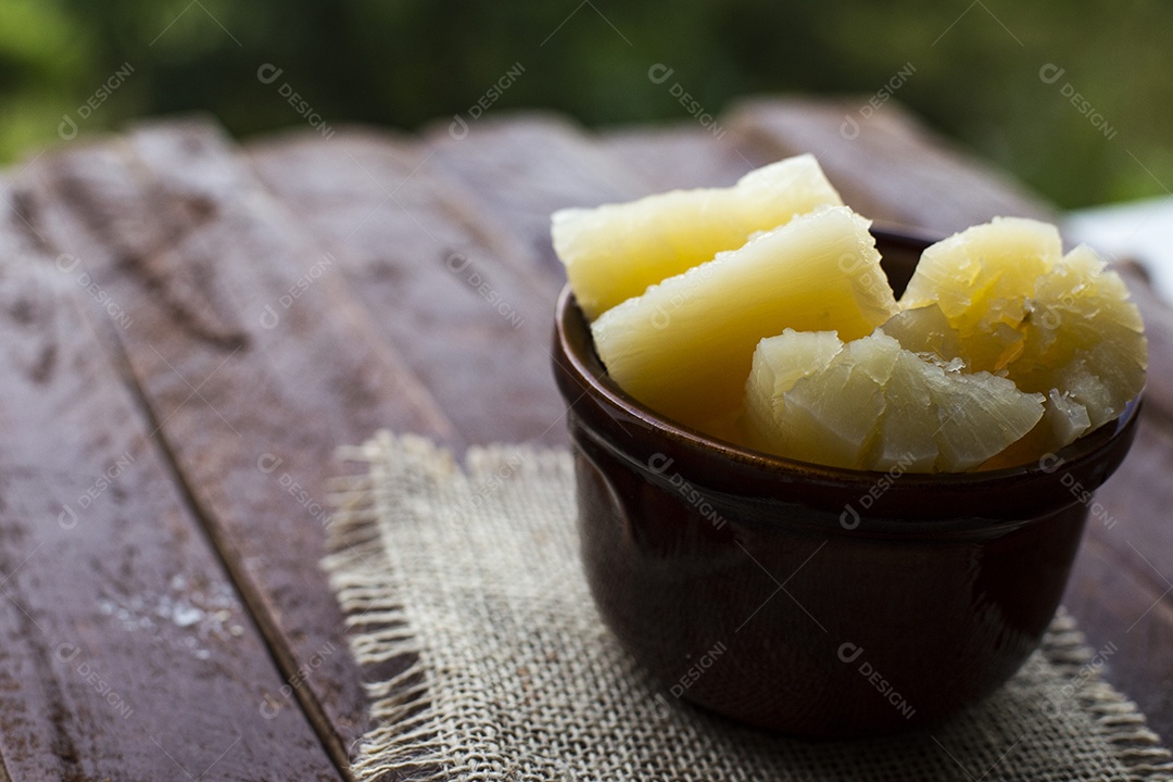 Mandioca sobre vasilha sobre uma mesa madeira