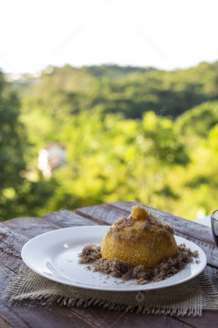 Prato branco cuscuz recheado alimento típico região nordeste