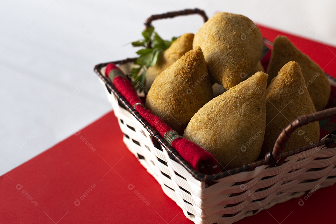 Coxinhas fritas sobre uma cesta lanchonete