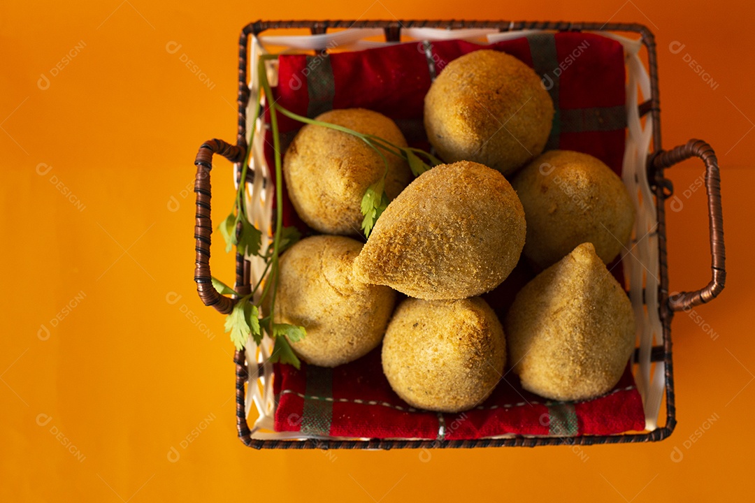 Coxinhas fritas sobre uma cesta lanchonete
