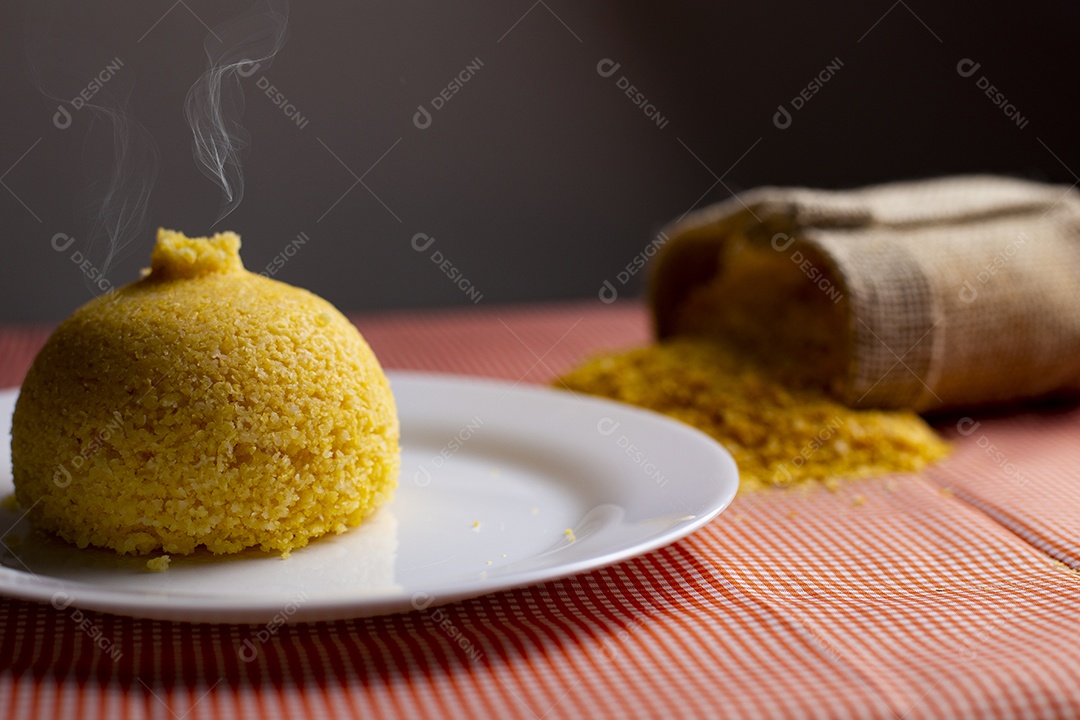 Prato de comida cuscuz recheado alimento típico Nordeste