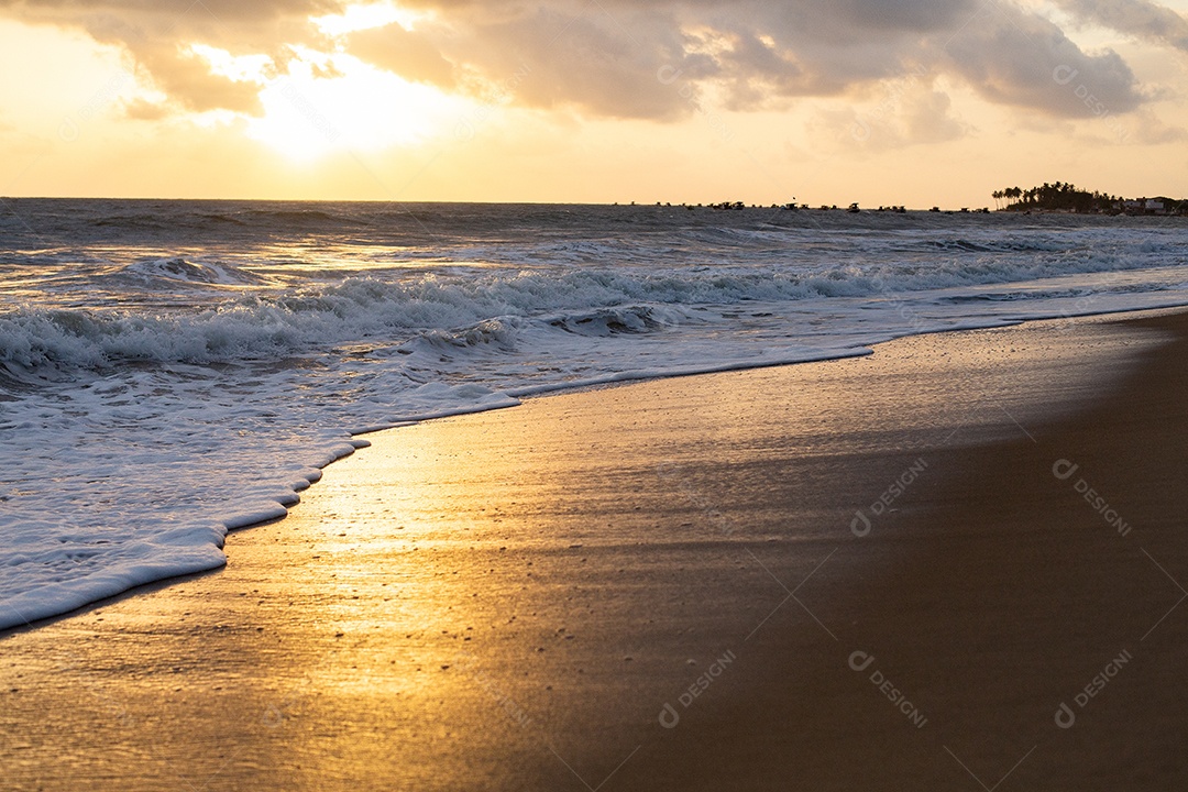 Por do sol praia ondas calmas paisagem