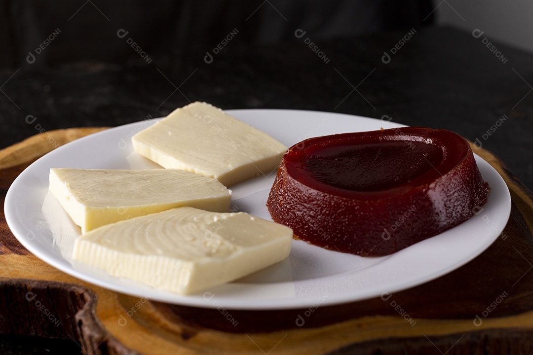 Doce de goiabada com queijo sobre um prato de comida