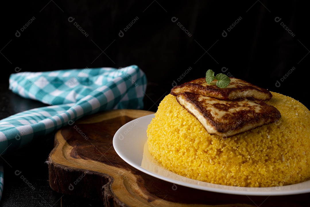 Prato de comida cuscuz recheado alimento típico Nordeste