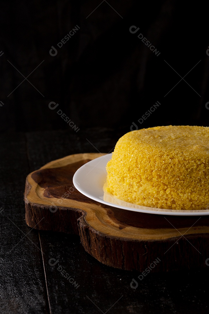 Prato de comida cuscuz recheado alimento típico Nordeste