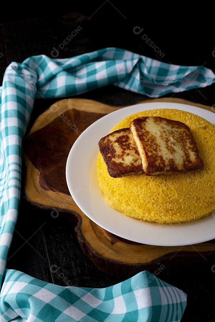 Prato de comida cuscuz recheado alimento típico Nordeste