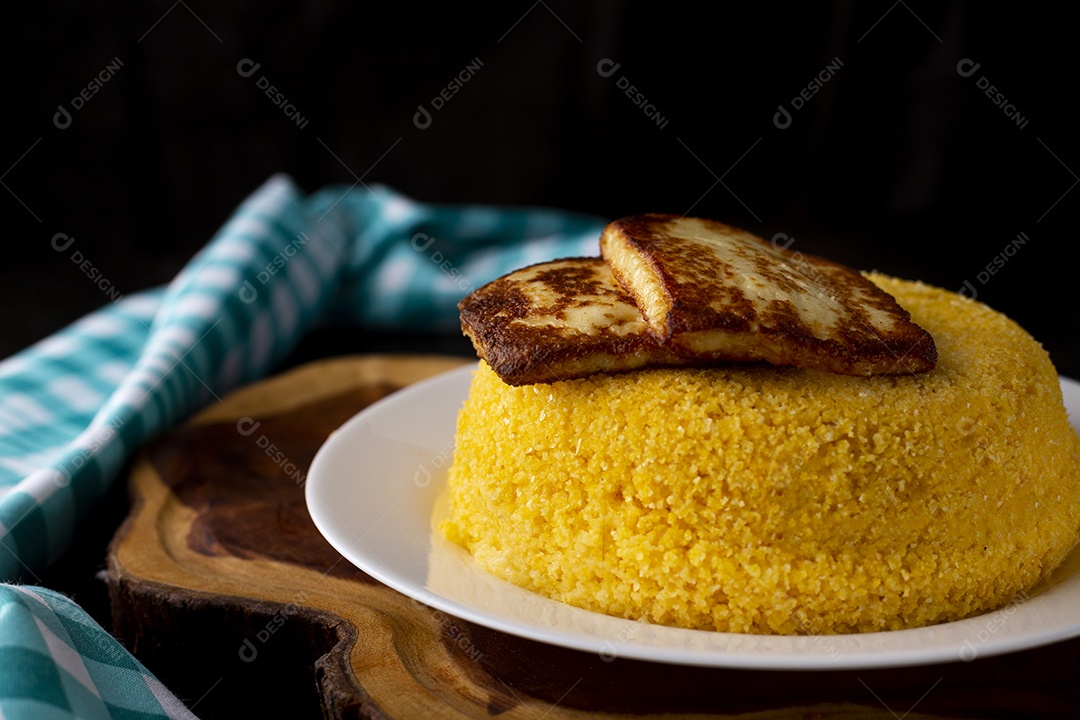 Prato de comida cuscuz recheado alimento típico Nordeste