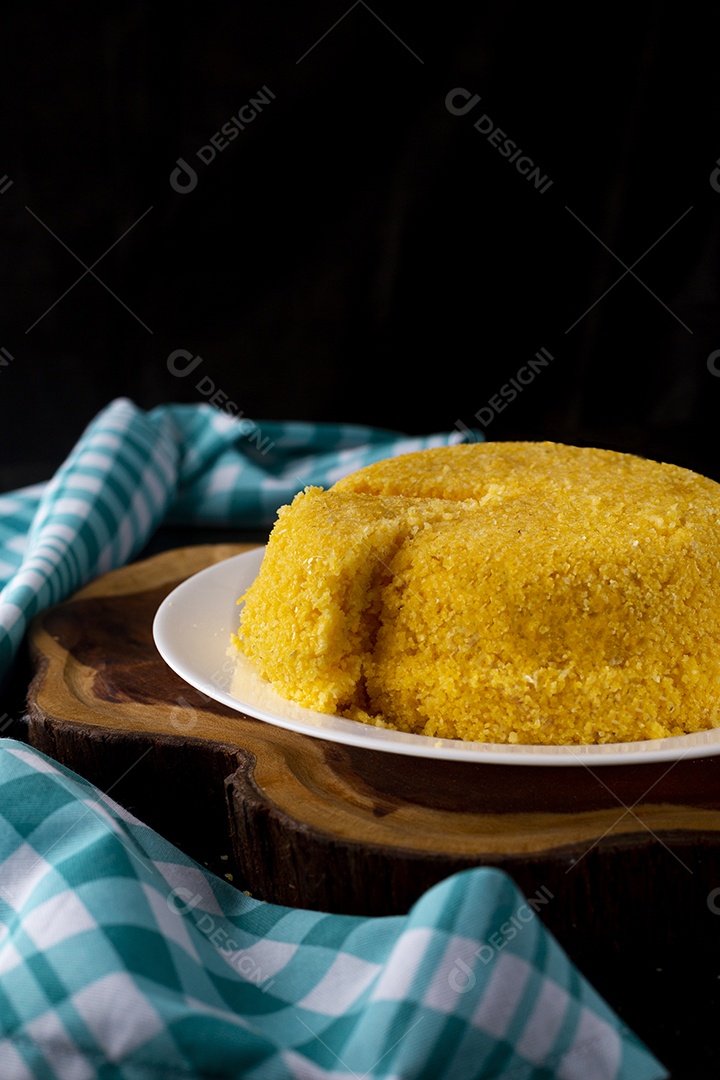 Prato de comida cuscuz recheado alimento típico Nordeste