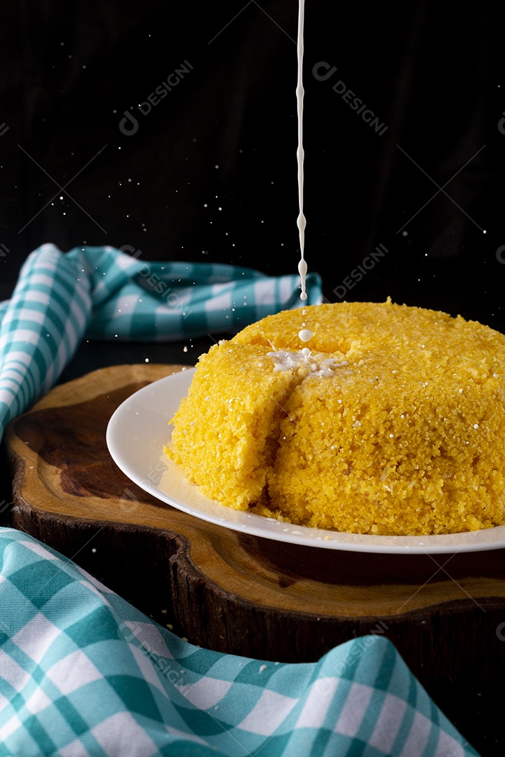 Prato de comida cuscuz recheado alimento típico Nordeste