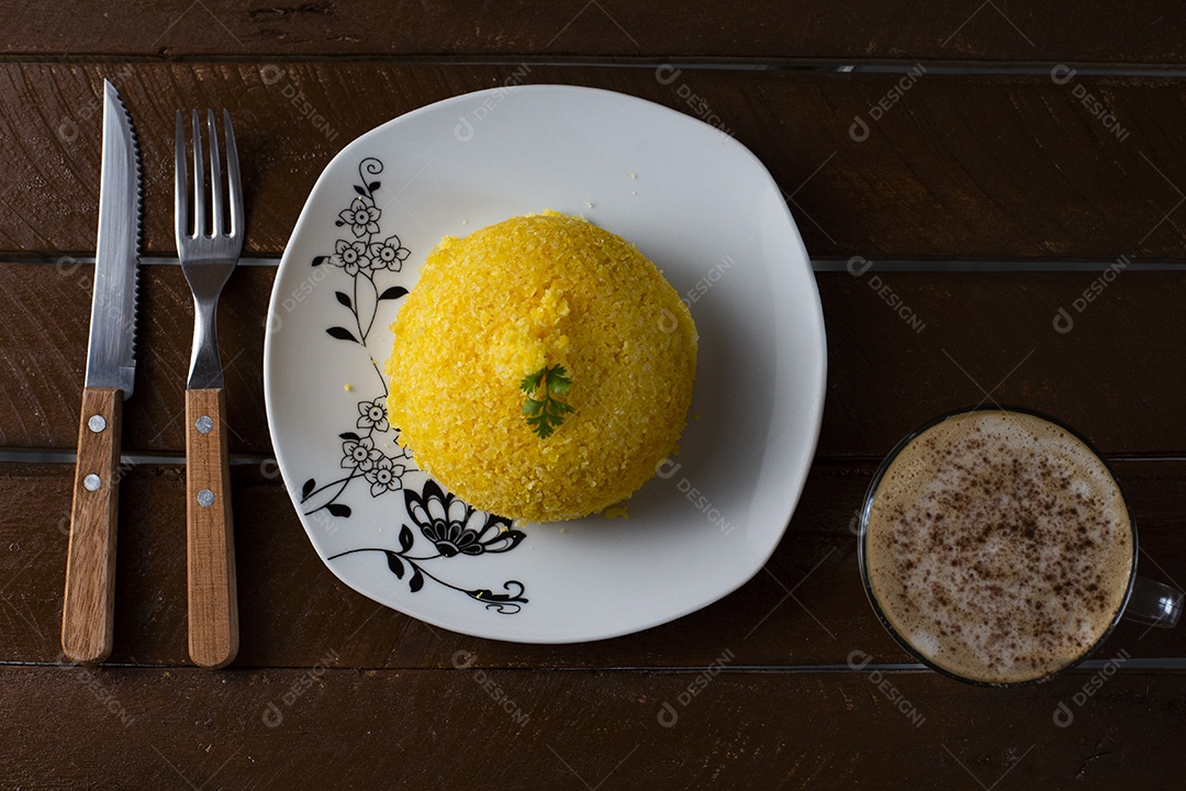 Prato de comida cuscuz recheado alimento típico Nordeste
