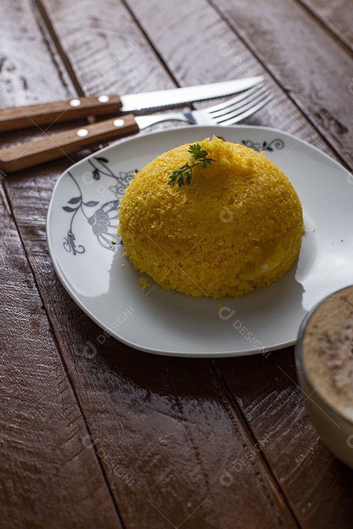 Prato de comida cuscuz recheado alimento típico Nordeste