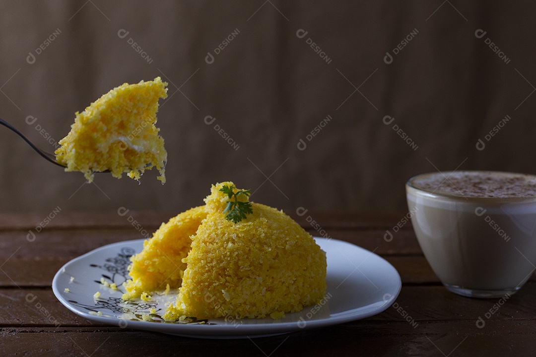 Prato de comida cuscuz recheado alimento típico Nordeste