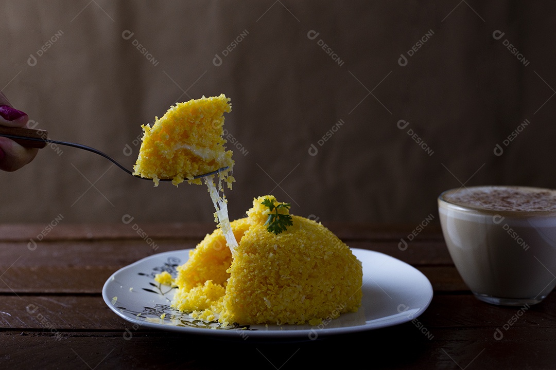 Prato de comida cuscuz recheado alimento típico Nordeste