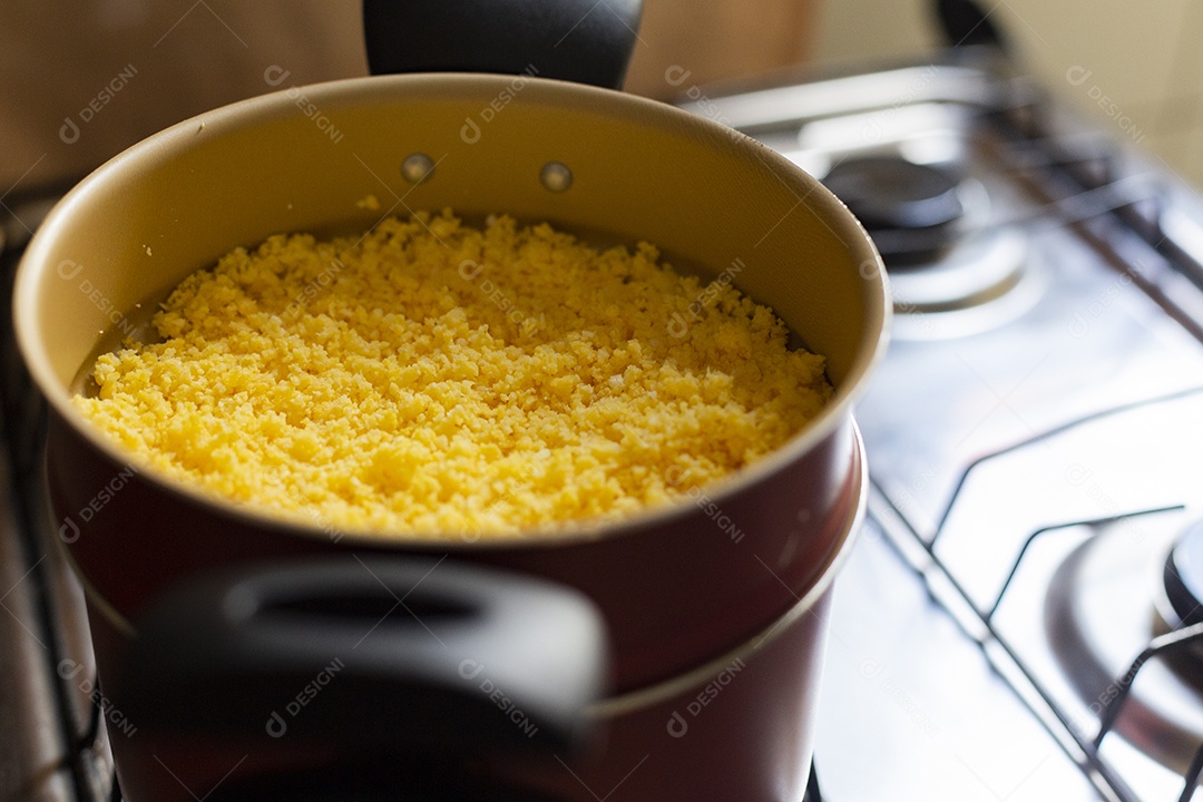 Cuscuz sobre cuscuzeira fogão