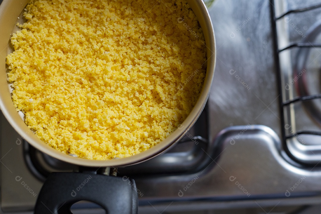 Cuscuz sobre cuscuzeira fogão