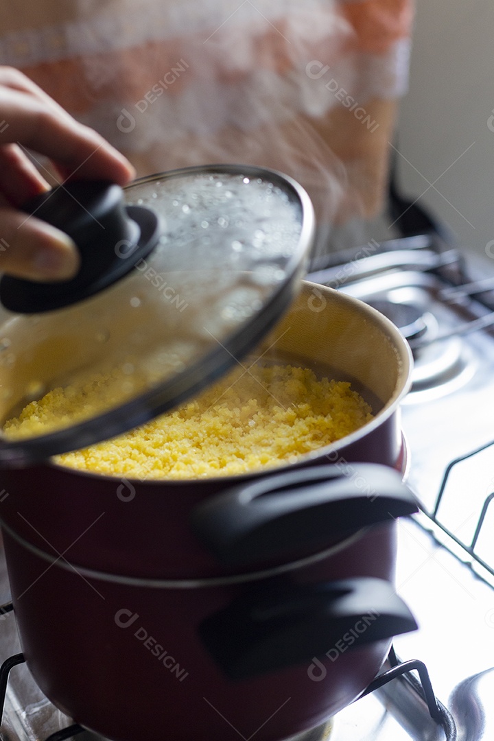 Cuscuz sobre cuscuzeira fogão