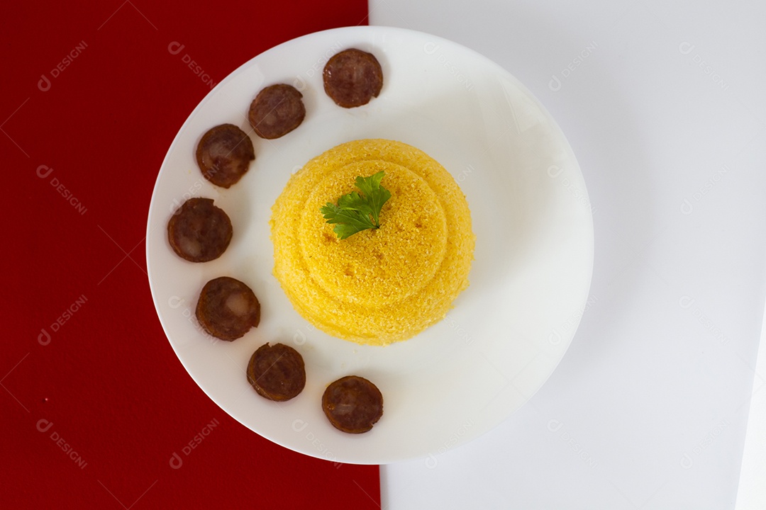 Prato branco cuscuz recheado alimento típico região nordeste