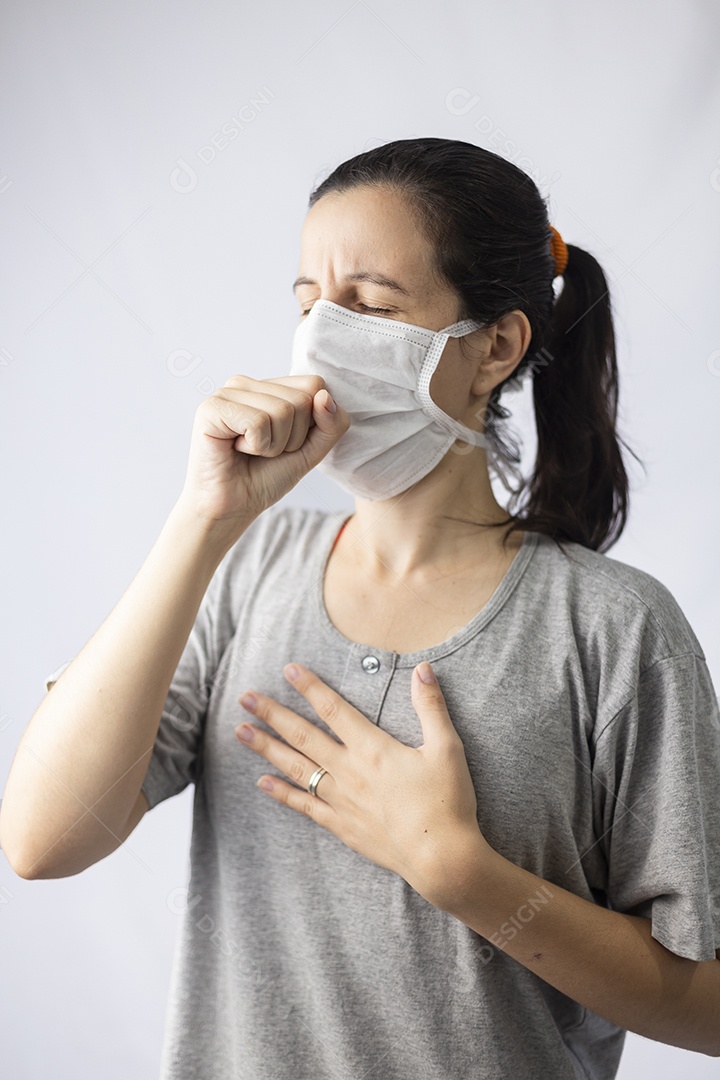 Mulher jovem usando mascara se prevenindo covid 19