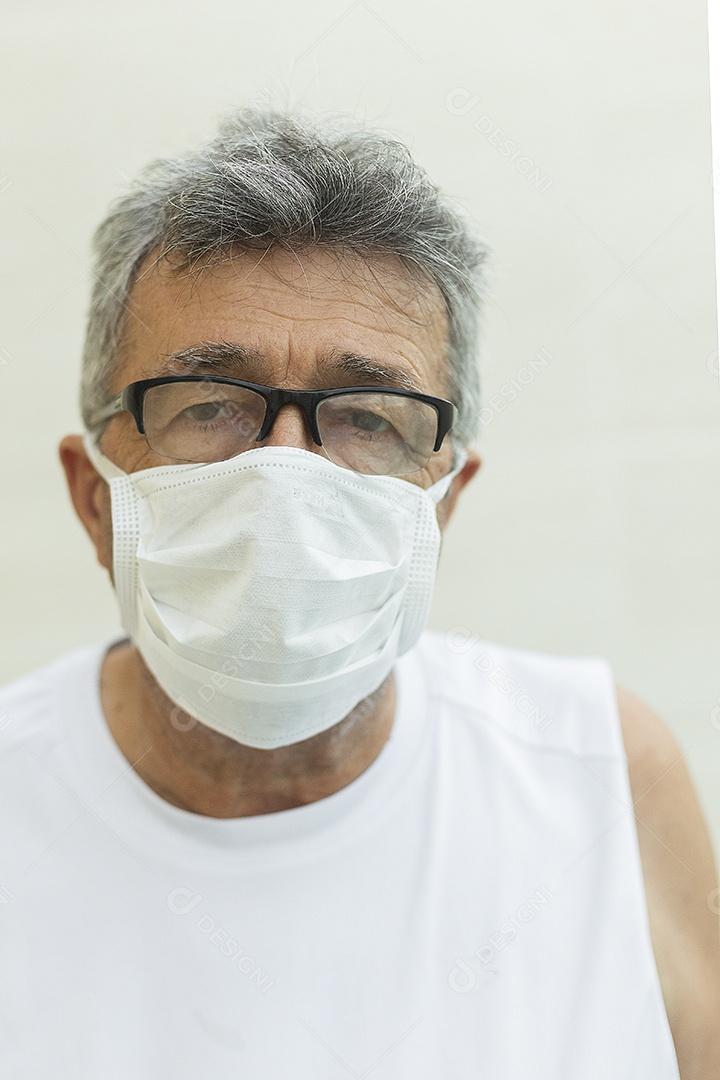 Homem idoso usando mascara se prevenindo covid 19