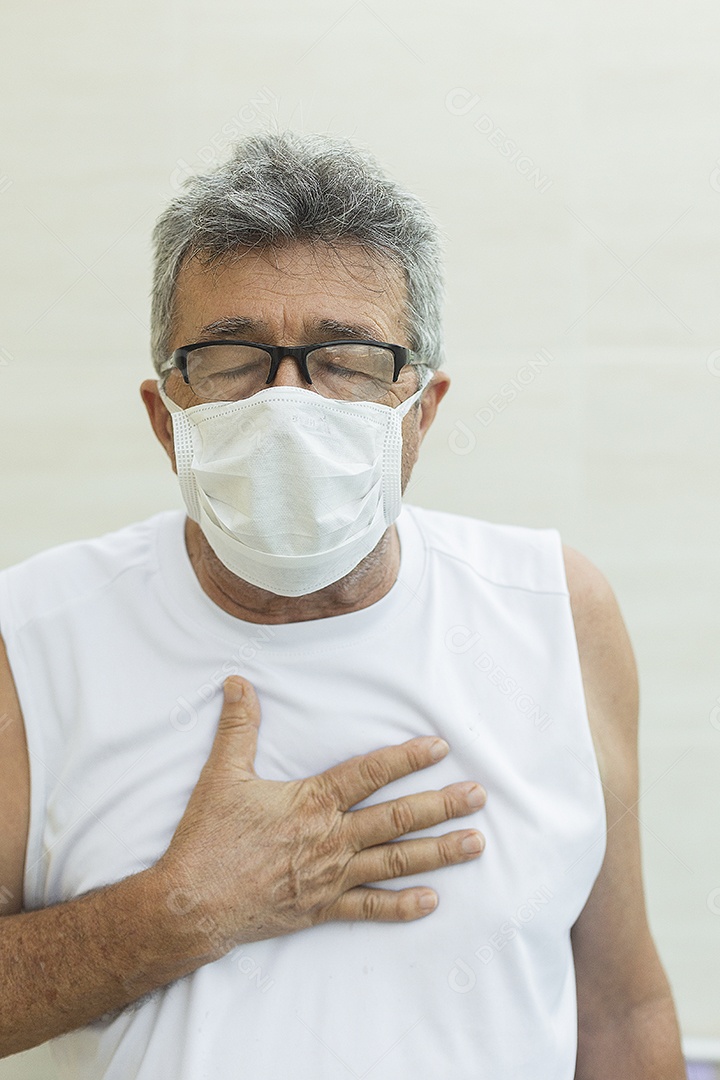 Homem idoso usando mascara se prevenindo covid 19