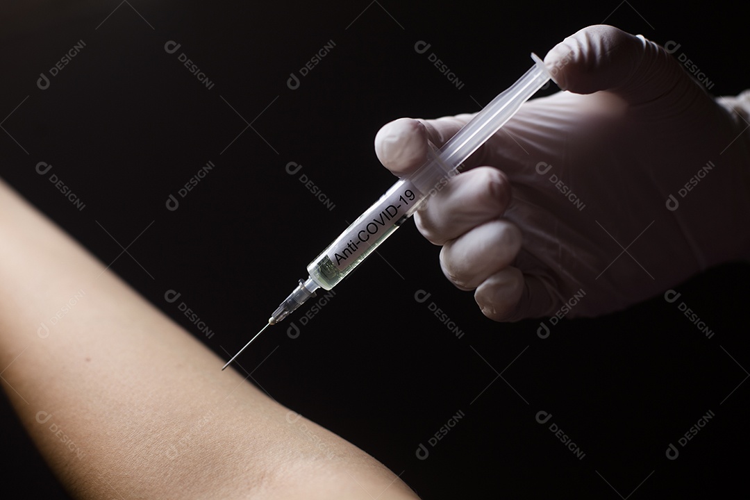 Pessoa tomando vacina para prevenir covid 19