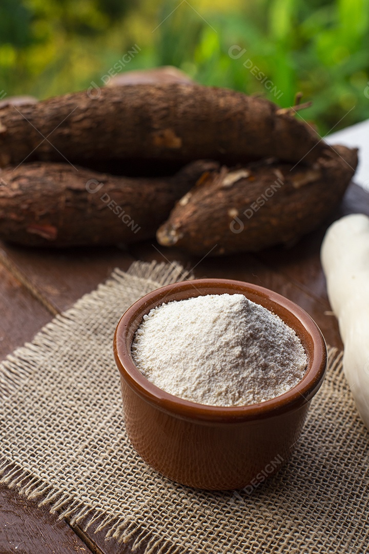 Farinha de mandioca com mandioca em segundo plano em uma fazenda