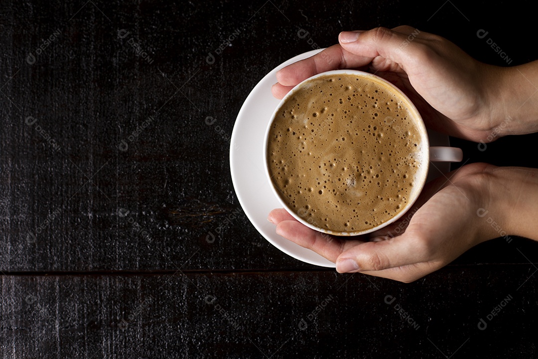 Bolo de caneca caseiro sobre uma mesa de madeira