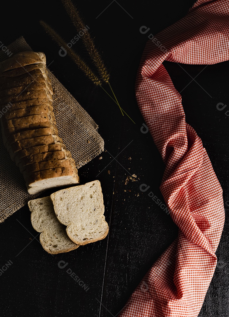 Pão de forma cortados e fatiados empilhados