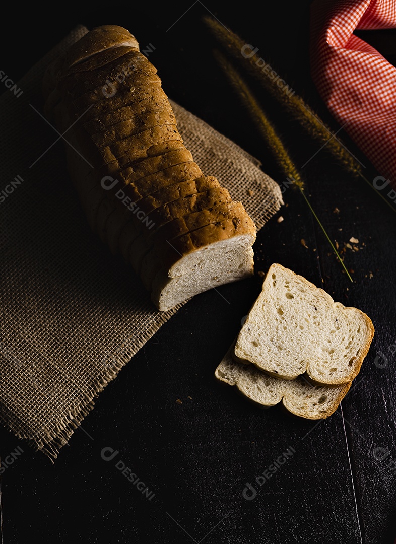 Pão de forma cortados e fatiados empilhados