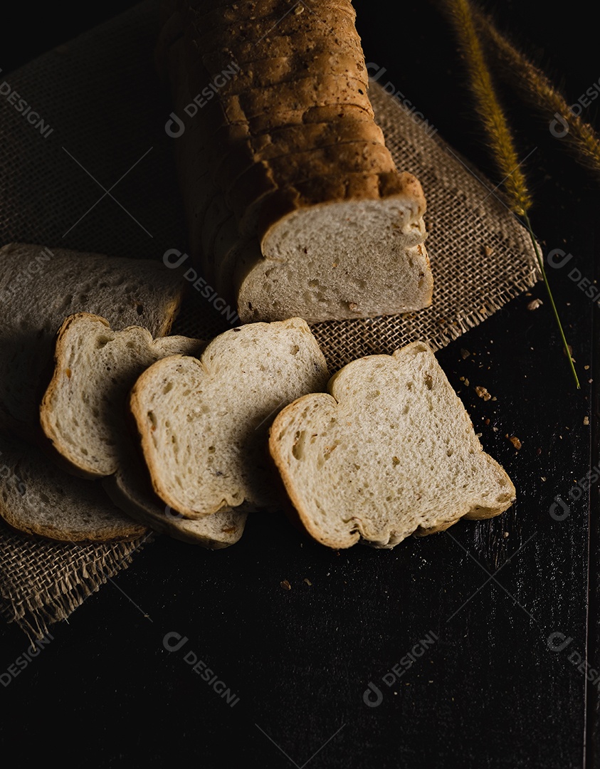 Pão de forma cortados e fatiados empilhados