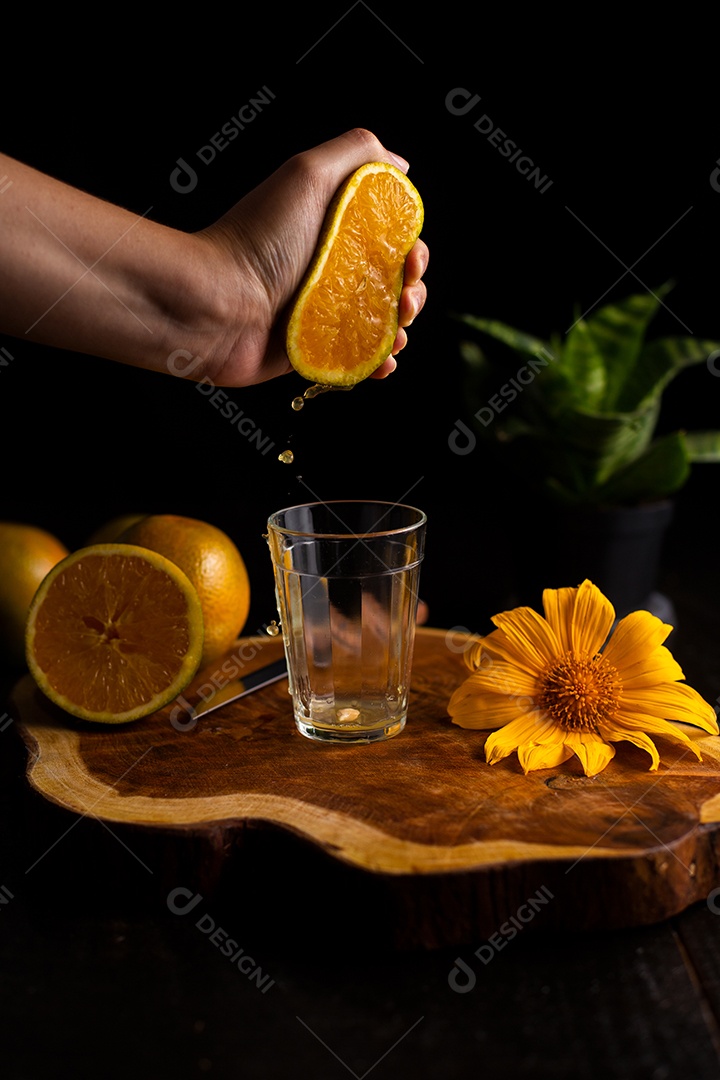 Suco de laranja frutas sobre uma tabua de madeira