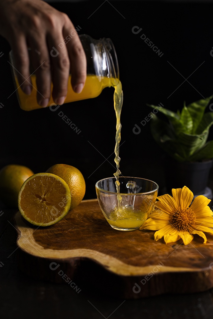Suco de laranja frutas sobre uma tabua de madeira