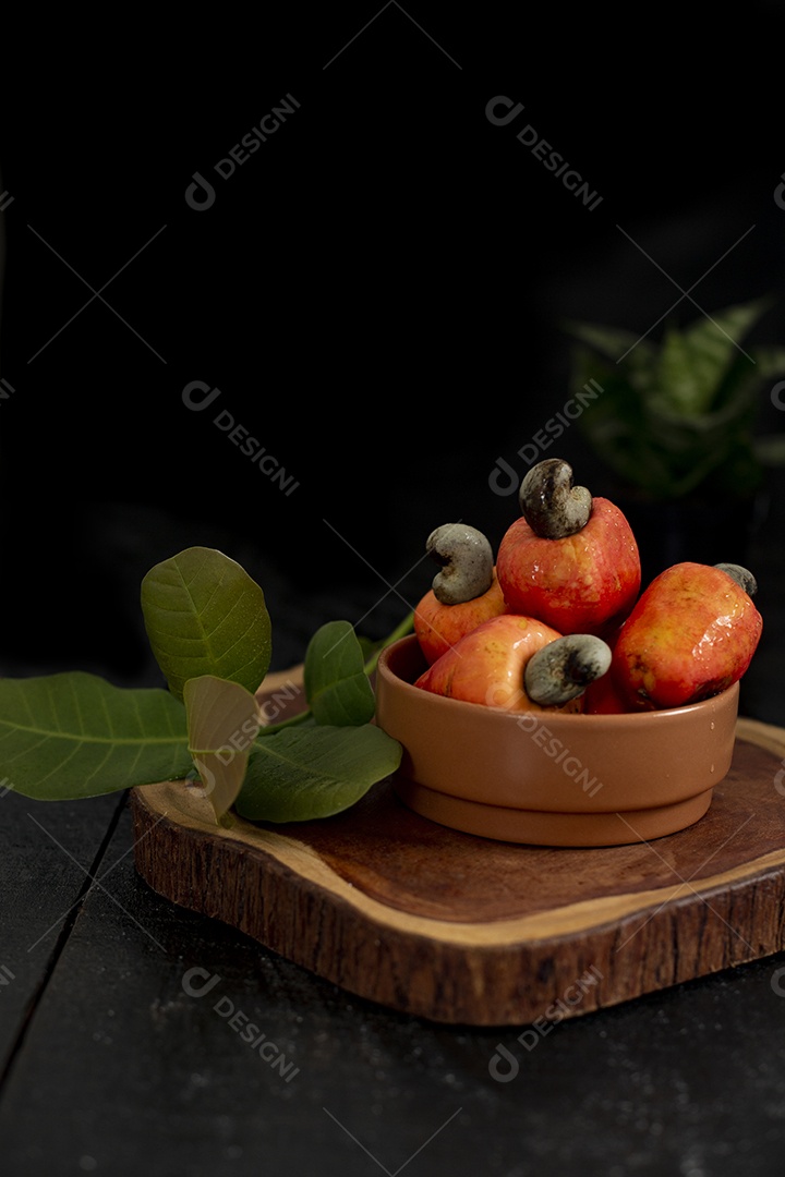 Suco de caju frutas sobre uma tabua de madeira
