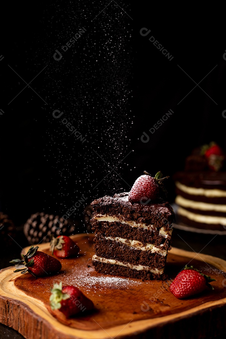 Bolo confeitado de chocolate fatiado sobre tabua de madeira