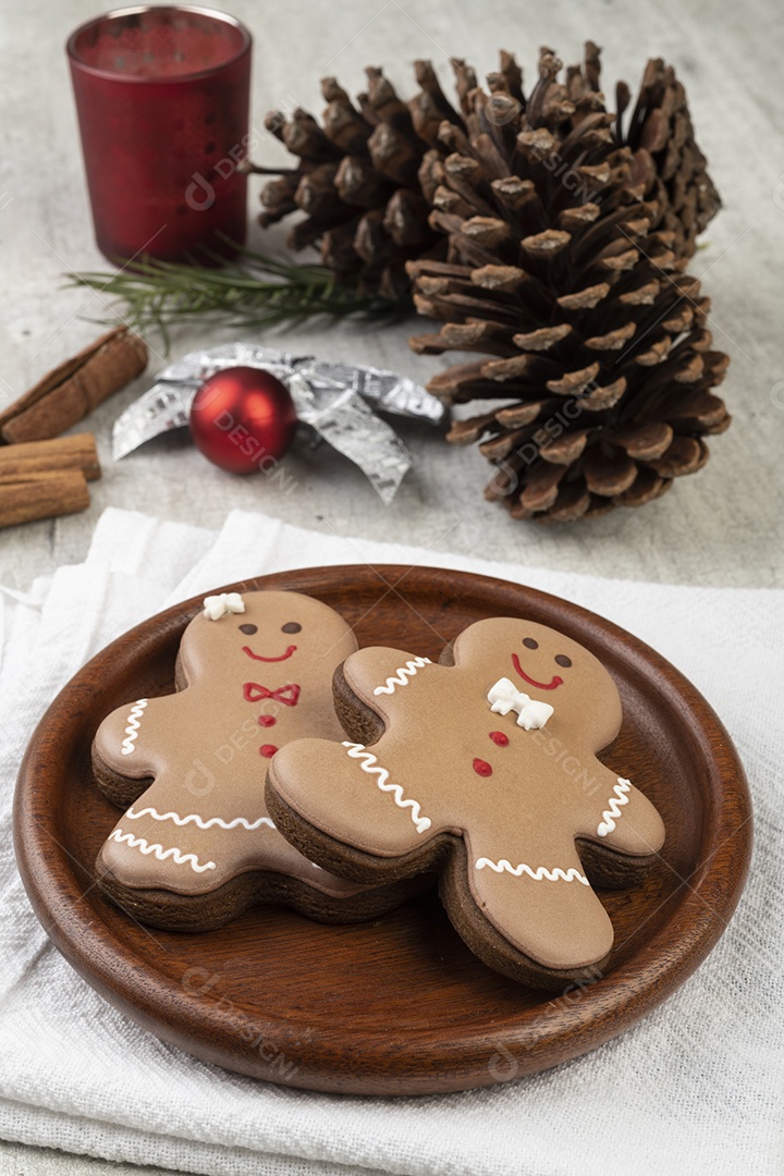 Biscoitos de gengibre de natal tradicionais sobre uma placa de madeira.