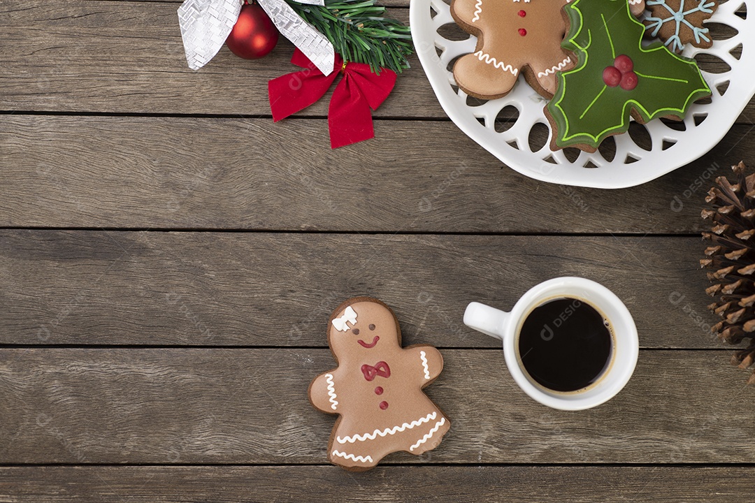 Pão de gengibre tradicional de natal com espaço para café
