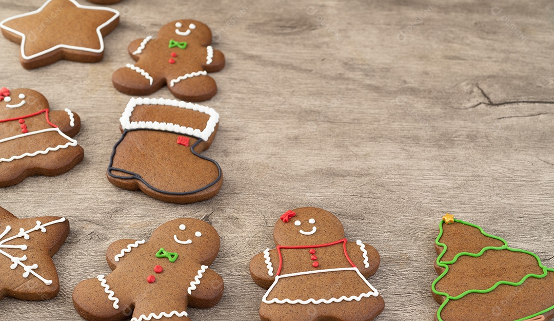 Biscoitos de gengibre de natal tradicionais sobre uma mesa de madeira.