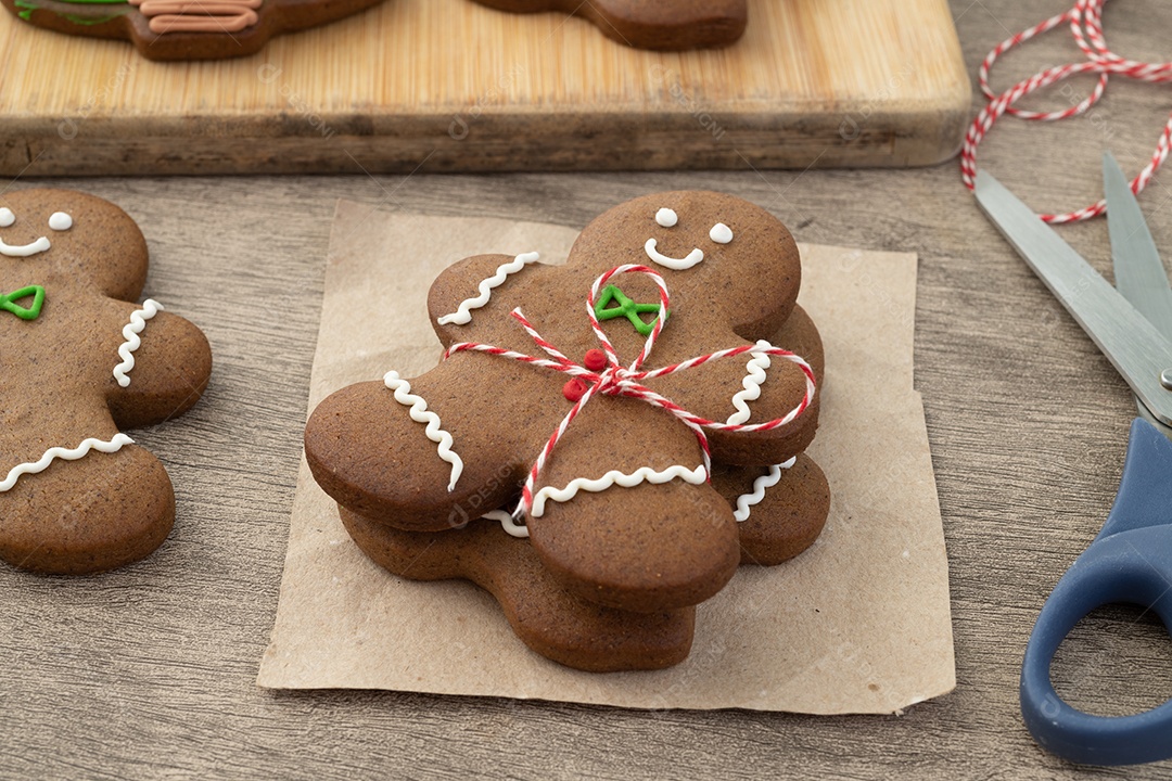 Biscoitos de gengibre de natal tradicionais sobre uma mesa de madeira.