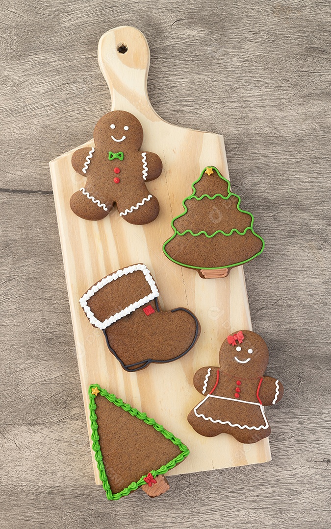 Biscoitos de gengibre de natal tradicionais sobre uma mesa de madeira.