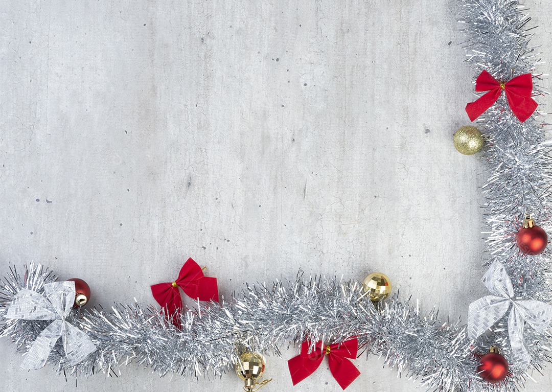 Decoração de natal prateada, vermelha e dourada