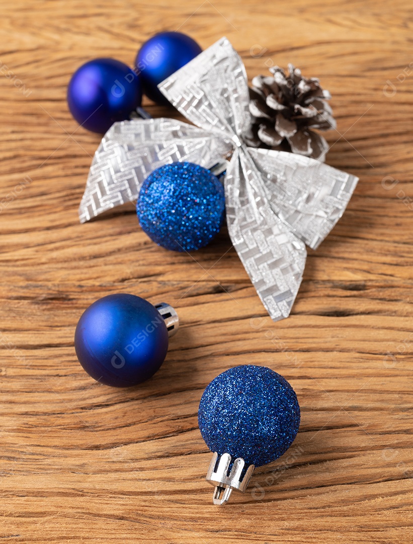 Árvore de natal feita com decoração de natal sobre mesa de madeira.