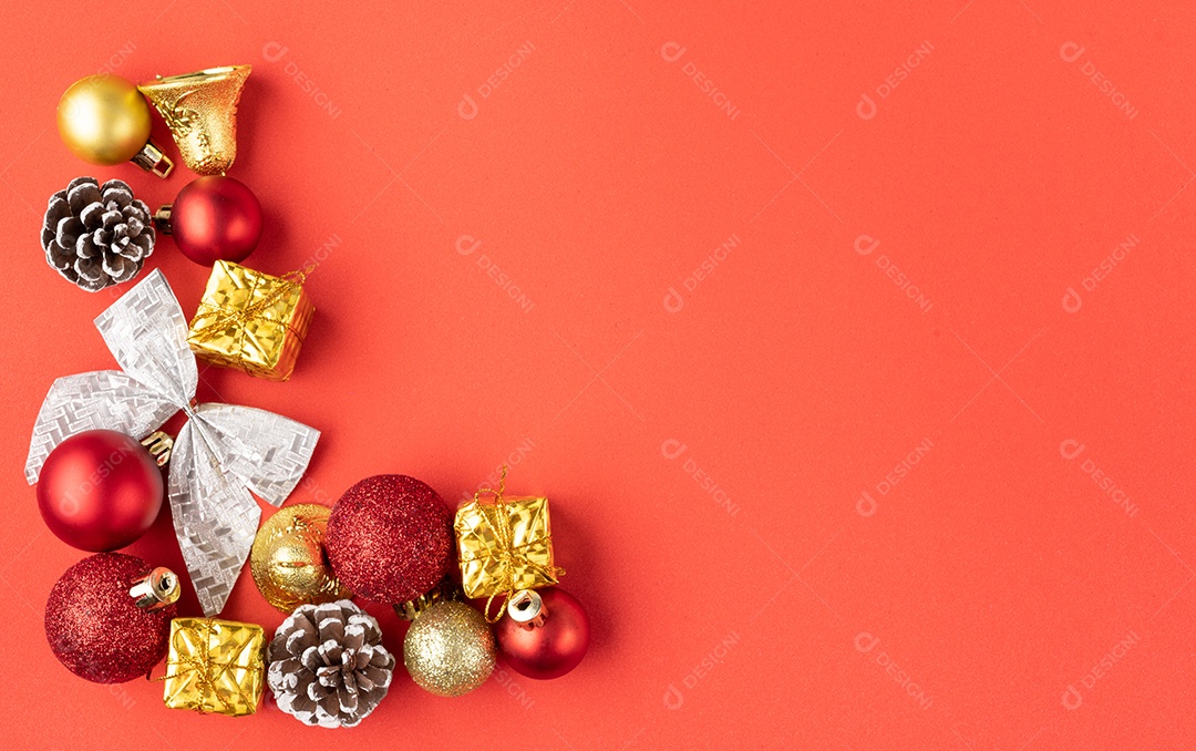 Decorações de Natal, bolas, pinha e arco sobre fundo vermelho