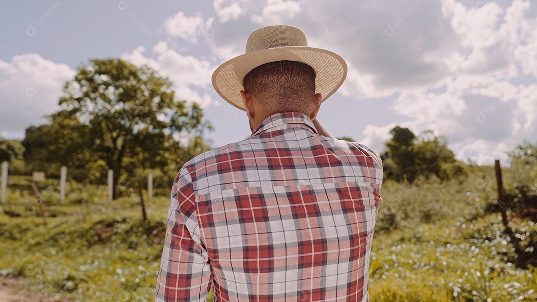 Homem meia idade agricultor sobre fazenda