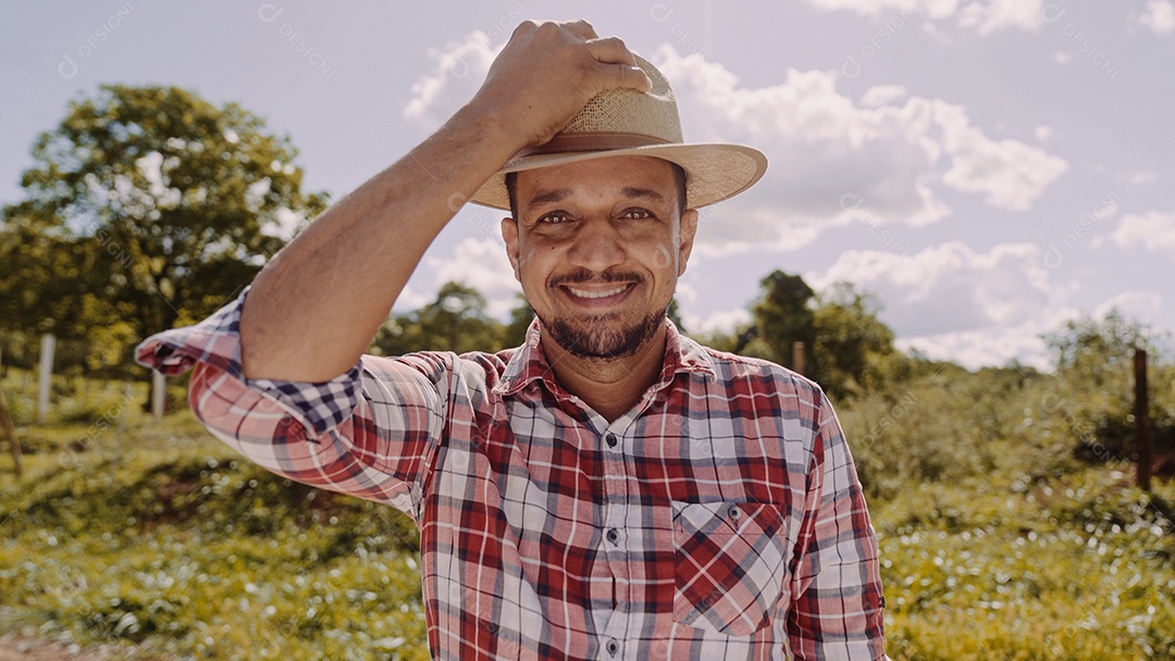 Homem meia idade agricultor sobre fazenda