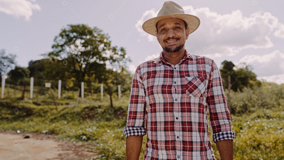 Homem meia idade agricultor sobre fazenda